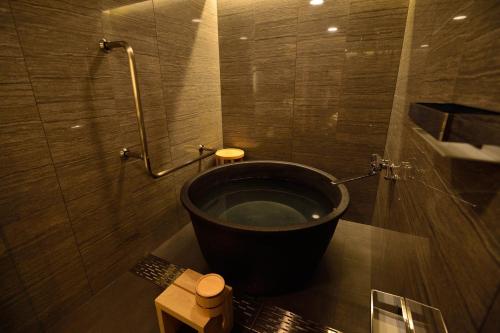 a bathroom with a tub in the corner of a room at Hotel Ryumeikan Ochanomizu Honten in Tokyo