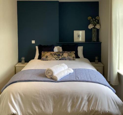 een slaapkamer met een bed met twee handdoeken erop bij The Wild Daisy in Barnoldswick