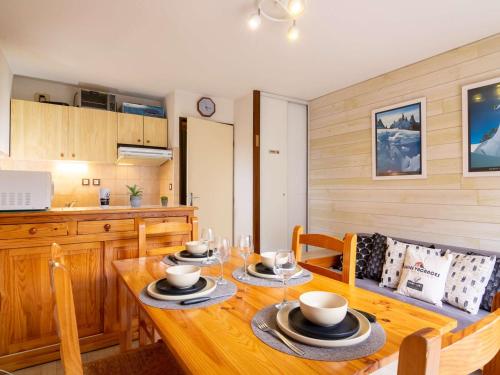 une salle à manger avec une table en bois et une cuisine dans l'établissement Appartement à Vielle-Aure, 6 pers, proche centre Saint Lary, parking, navette ski gratuite - FR-1-296-386, à Vielle-Aure