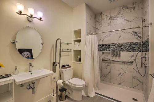 Ein Badezimmer in der Unterkunft First-Floor Asheville Apartment with Fire Pit!
