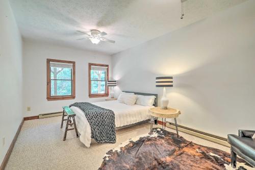 Voodi või voodid majutusasutuse Boone Hideaway with Deck, Grill and Forest Views! toas