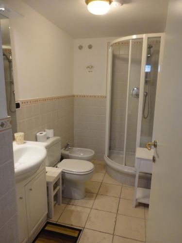 une salle de bain avec toilettes, lavabo et douche dans l'établissement Villa Playa del Sol -B4, à Saint-Tropez