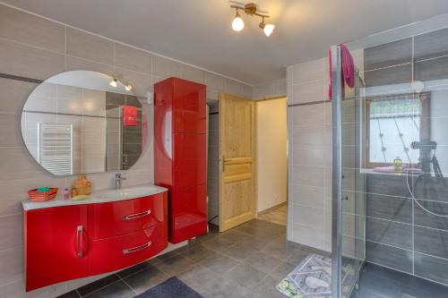 een badkamer met een rode wastafel en een douche bij Le Chasseforêt in Termignon