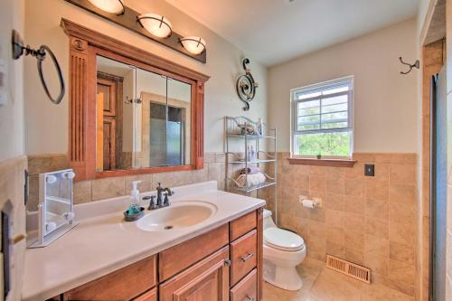 A bathroom at Harrisburg Family Home Less Than 7 Miles to Hersheypark!