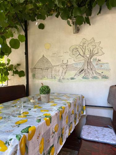 ein Tisch mit einer Tischdecke, auf der eine Katze abgebildet ist in der Unterkunft Studio apartment Elsa in Galižana