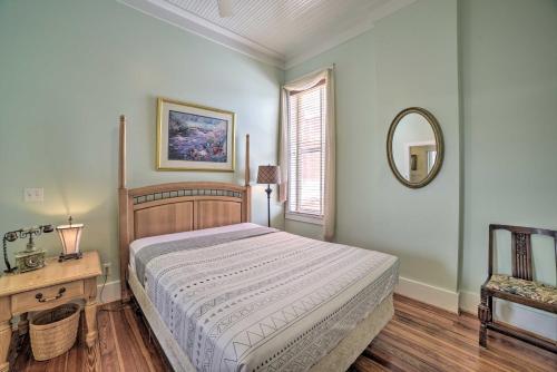 Tempat tidur dalam kamar di Charming DeFuniak Apartment in Historic Dtwn!