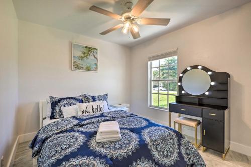 A bed or beds in a room at Charming N Fort Meyers Retreat Pool and Lanai!