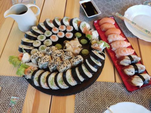 une assiette de sushis sur une table en bois dans l'établissement Золотий Дракон, à Haysyn