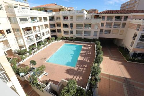 una vista aérea de un gran edificio de apartamentos con piscina en Standing vue mer entre Cannes et Antibes, en Golfe-Juan