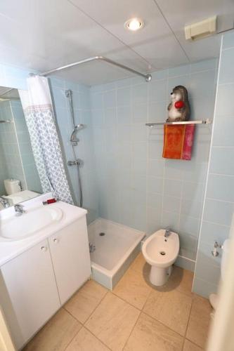 une salle de bain avec un lavabo, des toilettes et une douche dans l'établissement Standing vue mer entre Cannes et Antibes, au Golfe-Juan