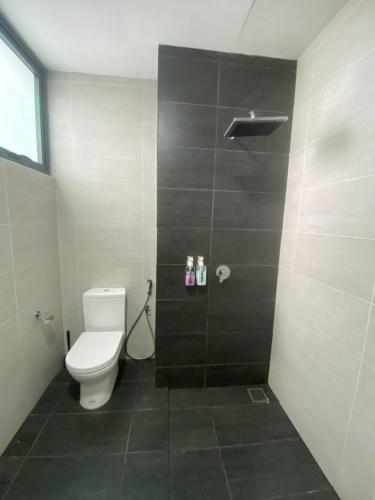 La salle de bains est pourvue de toilettes et d'une cabine de douche. dans l'établissement JsAdli Suite TROIKA RESIDENCE Kota Bharu, à Kota Bharu