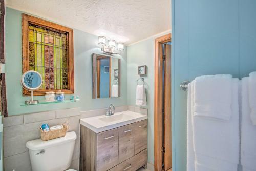 Un baño con lavabo, inodoro y ventana. en Sanders Island View Home Steps to Lake Texoma, en Kingston