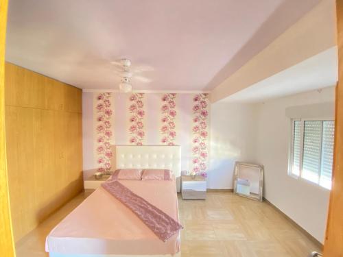 Schlafzimmer mit einem Bett und einem Spiegel in der Unterkunft Almudafer in Puerto de Sagunto