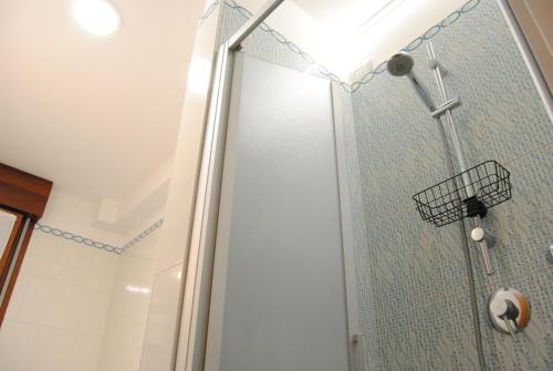 a shower with a glass door in a bathroom at appartamento ai do mori in Cavallino-Treporti
