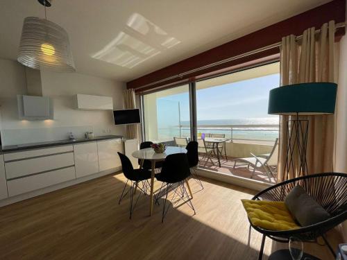 - une cuisine et une salle à manger avec vue sur l'océan dans l'établissement Grand studio cabine 4 pers, balcon, rénové, proche océan, Saint-Hilaire-de-Riez - FR-1-224C-160, à Saint-Hilaire-de-Riez