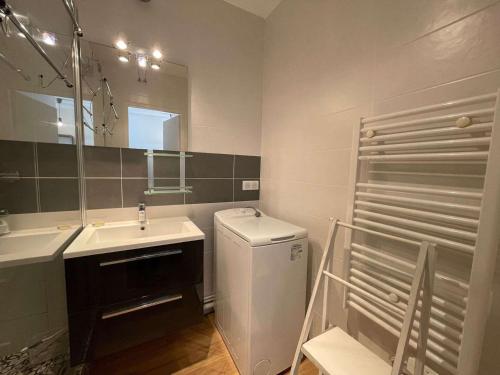 une salle de bain avec un lavabo, des toilettes et un miroir dans l'établissement Grand studio cabine 4 pers, balcon, rénové, proche océan, Saint-Hilaire-de-Riez - FR-1-224C-160, à Saint-Hilaire-de-Riez