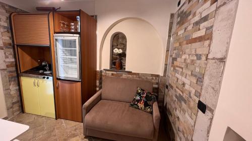 salon z kanapą i ceglaną ścianą w obiekcie Locanda Badia Residenze Iride e Celeste w mieście Castellabate