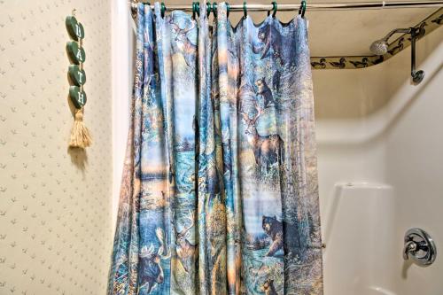 Ένα μπάνιο στο Bemidji Cabin with On-Site Lake Access and Grill