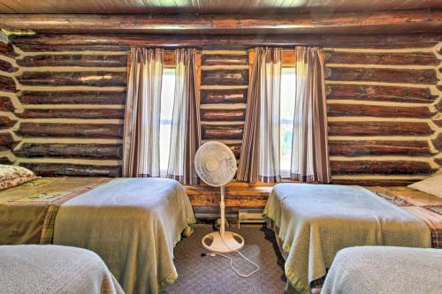 Ένα ή περισσότερα κρεβάτια σε δωμάτιο στο Bemidji Cabin with On-Site Lake Access and Grill