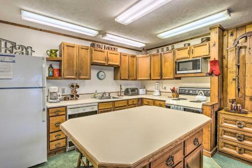 Una cocina o cocineta en Rustic-Chic Lake Glen Studio 4 Mi to Beach!