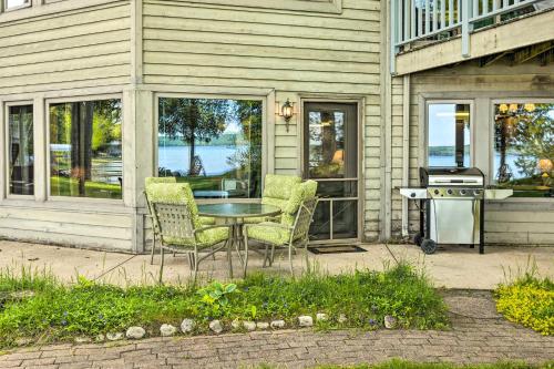 Un jardín fuera de Rustic-Chic Lake Glen Studio 4 Mi to Beach!