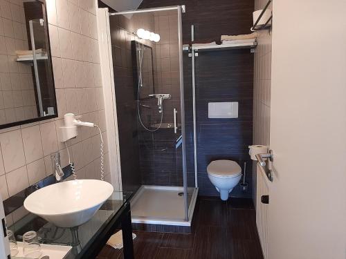 A bathroom at Ferienhaus Blümel inkl. freier Strandbadeintritt