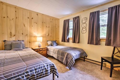 Tempat tidur dalam kamar di Albrightsville Retreat with Community Pool and Hot Tub