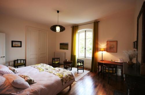Tempat tidur dalam kamar di Le Clos des Noyers