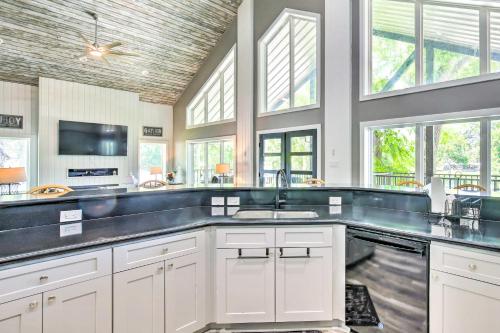 Η κουζίνα ή μικρή κουζίνα στο Outdoor Entertainment Space Home in McQueeney