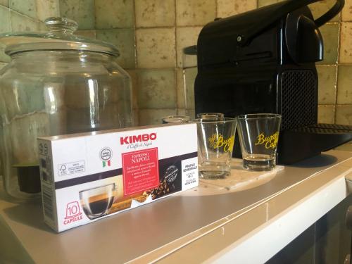 una scatola su un bancone con sopra degli occhiali di La Maison Blanche a Catania