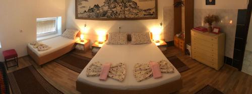 um quarto com uma grande cama branca num quarto em Prenoćište Gany em Jajce