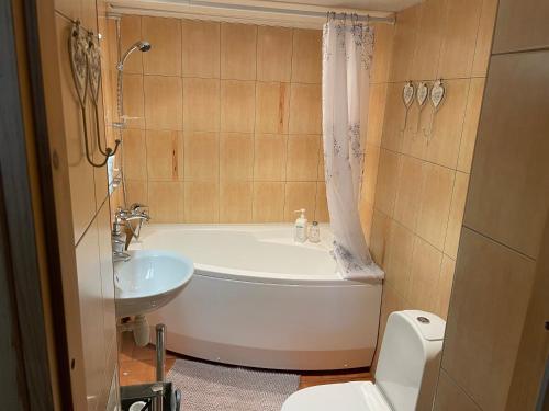un bagno con vasca, lavandino e WC di Posti 22 külaliskorter a Haapsalu