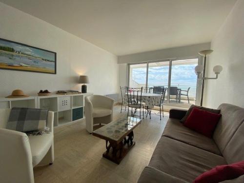 un salon avec un canapé et une table dans l'établissement Appartement moderne avec terrasse et garage à Royan - FR-1-494-65, à Royan