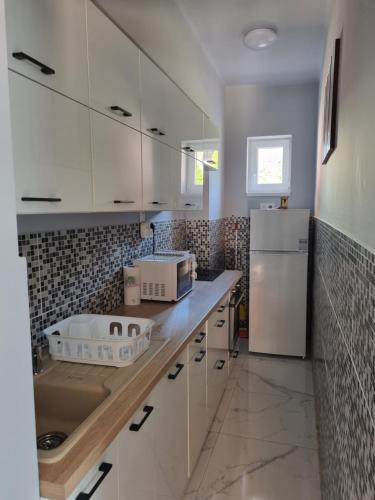 Kuchyňa alebo kuchynka v ubytovaní Lilian apartmanház