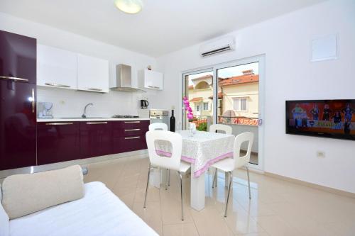 een keuken en eetkamer met een tafel en stoelen bij Apartments Dida in Hvar