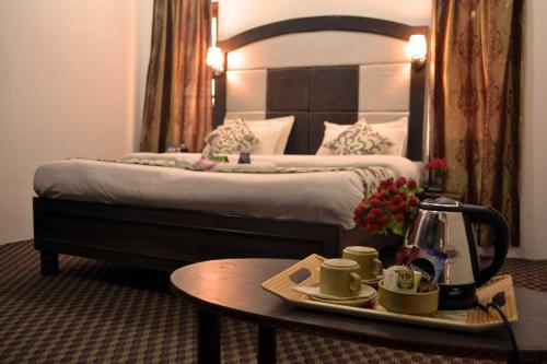 Postel nebo postele na pokoji v ubytování Hotel Al Azrah