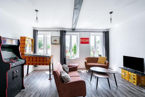 - un salon avec un jeu vidéo dans l'établissement Au Café des Souvenirs, à Goudelancourt-lès-Pierrepont