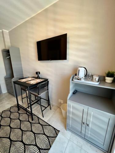 Cuisine ou kitchenette dans l'établissement -Noclegi Marki-Pokoje z łazienkami-Parking-EV-okolica Warszawy-