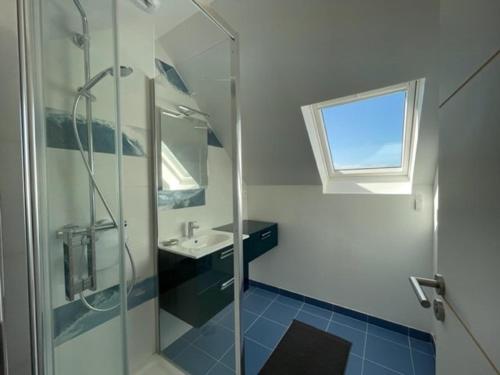 ein Badezimmer mit Glasdusche und Waschbecken in der Unterkunft Maison 3* avec Terrasse, Confort Moderne, Proche Plages et Randonnées - FR-1-542-53 in Trégastel