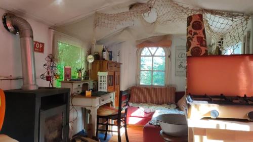 a room with a kitchen and a living room at TRAILER Freiraum in Küps