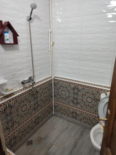 a bathroom with a shower and a toilet at ESCALE 1midelt in Midelt