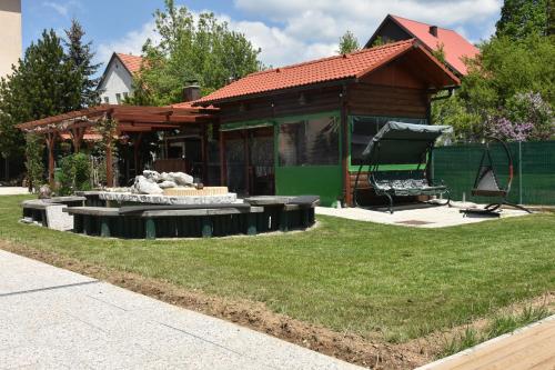 Zahrada ubytování Apartments and Rooms kod Eli