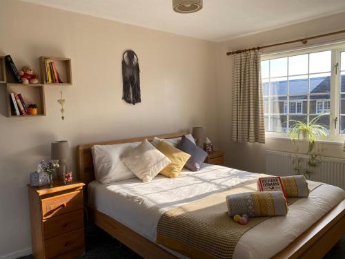 a bedroom with a bed with a window and a bed sidx sidx sidx at Walk to town,child friendly,free parking in Kingsbridge