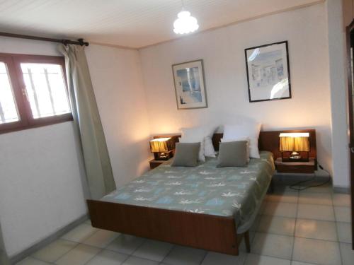 une chambre avec un lit et deux lampes dedans dans l'établissement Rez de Villa Climatisé avec Jardin Privatif Domaine des Moulières, à La Valette-du-Var