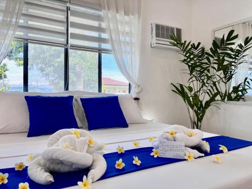 Una cama o camas en una habitación de Pawikan Boutique Hotel