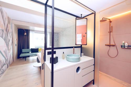 a bathroom with a sink and a mirror at The Flamingo in Timmendorfer Strand