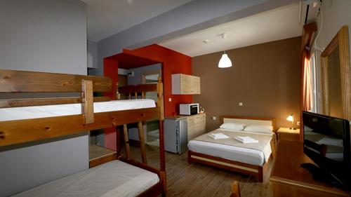 Katil dua tingkat atau katil-katil dua tingkat dalam bilik di Moka Evia Island