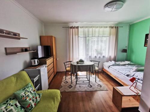 1 dormitorio con 1 cama, mesa y sillas en willa Majfill en Szklarska Poręba