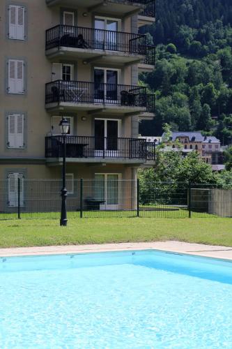 une piscine devant un immeuble dans l'établissement Saint-Gervais apartment next to Bettex ski lift, à Saint-Gervais-les-Bains