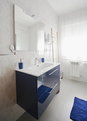 a bathroom with a sink and a mirror at GALIHOST - A Casa de Otilia in Meaño